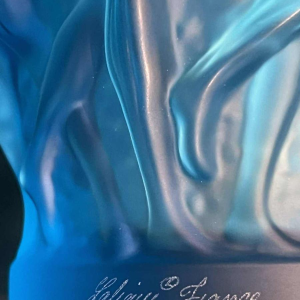 LALIQUE Frankrijk, "Bacchanten" satijnblauwe kristallen vaas