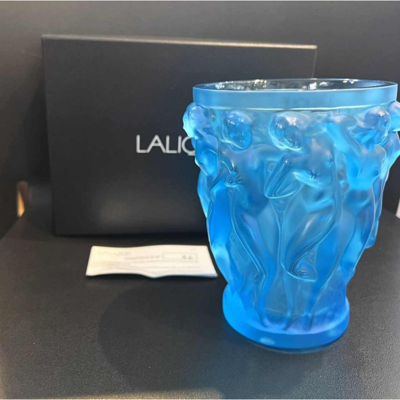 LALIQUE France, vase « Bacchantes » cristal bleu satiné