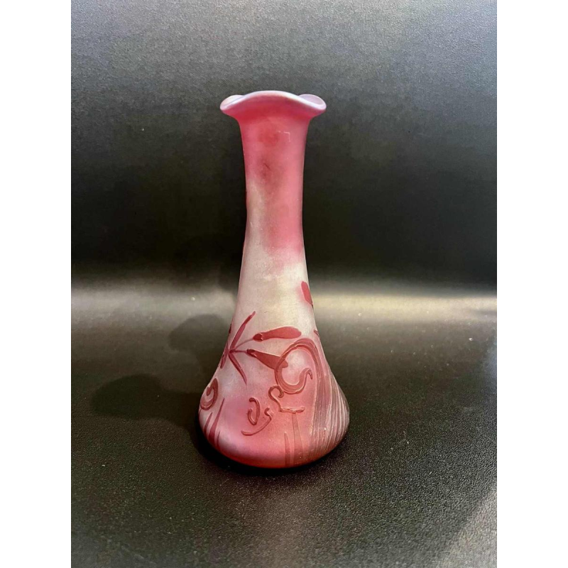 VAL SAINT LAMBERT Art-Nouveau vase in red lined glass with floral decoration