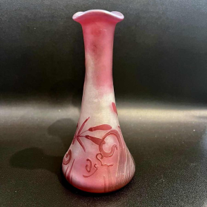 VAL SAINT LAMBERT Art-Nouveau vase in red lined glass with floral decoration