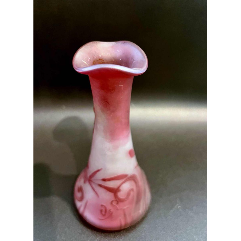 VAL SAINT LAMBERT Art-Nouveau vaas in rood gelijnd glas met florale decoratie