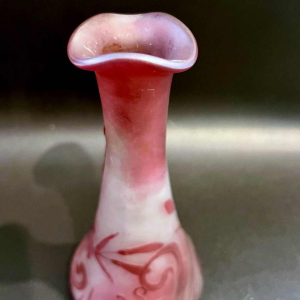 VAL SAINT LAMBERT Art-Nouveau vaas in rood gelijnd glas met florale decoratie