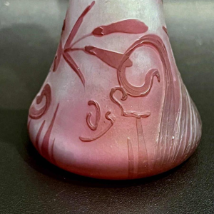 VAL SAINT LAMBERT Art-Nouveau vaas in rood gelijnd glas met florale decoratie