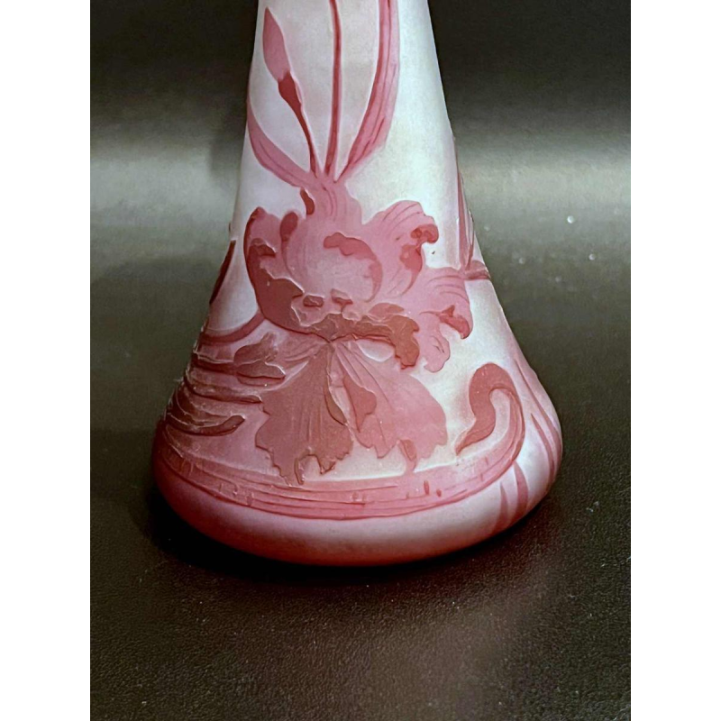 VAL SAINT LAMBERT Art-Nouveau vaas in rood gelijnd glas met florale decoratie