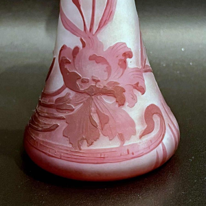 VAL SAINT LAMBERT Art-Nouveau vaas in rood gelijnd glas met florale decoratie