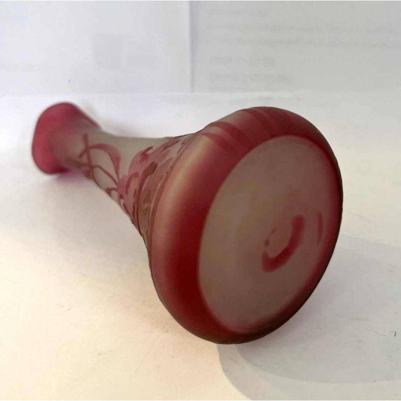 VAL SAINT LAMBERT Art-Nouveau vaas in rood gelijnd glas met florale decoratie