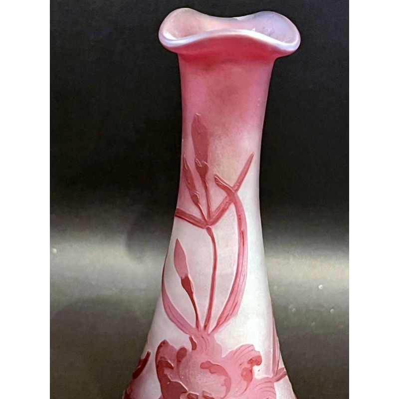 VAL SAINT LAMBERT Art-Nouveau vaas in rood gelijnd glas met florale decoratie