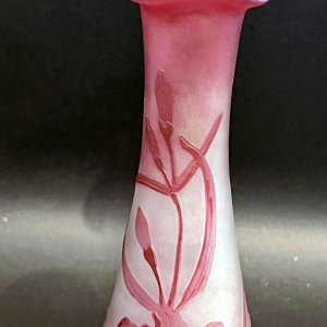 VAL SAINT LAMBERT vase Art-Nouveau en verre doublé rouge à décor floral