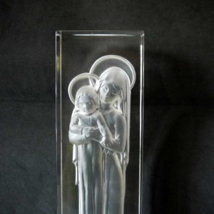 Lalique France "Vierge à lenfant", sculpture en verre pressé moulé