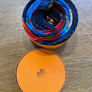 Hubert de Watrigant voor HERMÈS, “Paraplu's en parasols” zijden geplooid vierkant