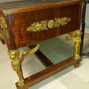 Bureau en acajou soutenu par quatre sphinx ailés en bronze + fauteuil, style Empire XIXe s
