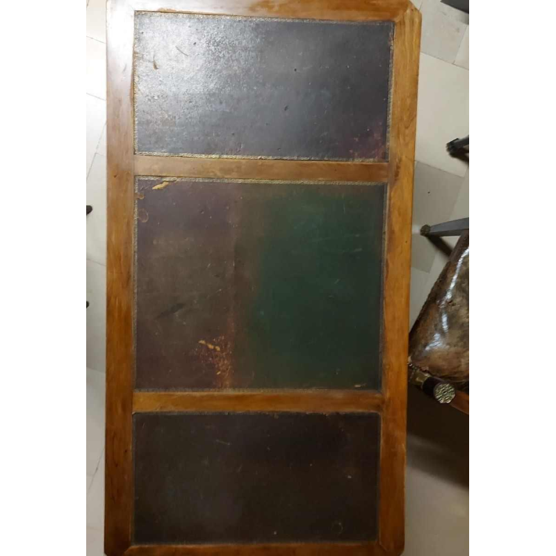 Mahoniehouten bureau ondersteund door vier bronzen gevleugelde sfinxen + fauteuil, 19e-eeuwse Empire-stijl