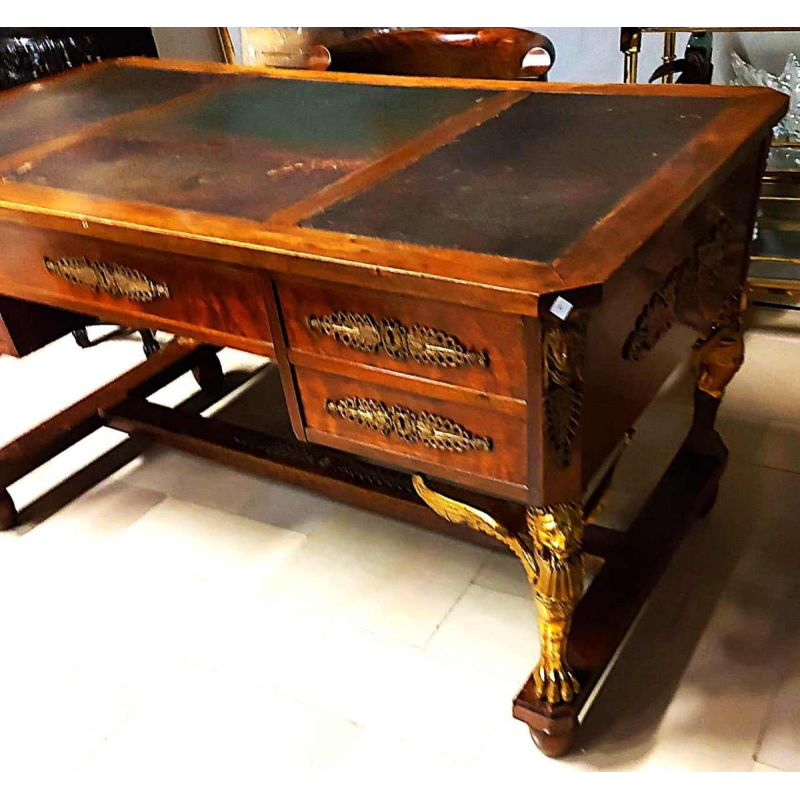 Mahoniehouten bureau ondersteund door vier bronzen gevleugelde sfinxen + fauteuil, 19e-eeuwse Empire-stijl