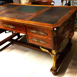 Mahoniehouten bureau ondersteund door vier bronzen gevleugelde sfinxen + fauteuil, 19e-eeuwse Empire-stijl