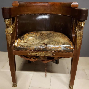 Bureau en acajou soutenu par quatre sphinx ailés en bronze + fauteuil, style Empire XIXe s