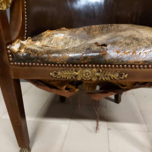 Bureau en acajou soutenu par quatre sphinx ailés en bronze + fauteuil, style Empire XIXe s