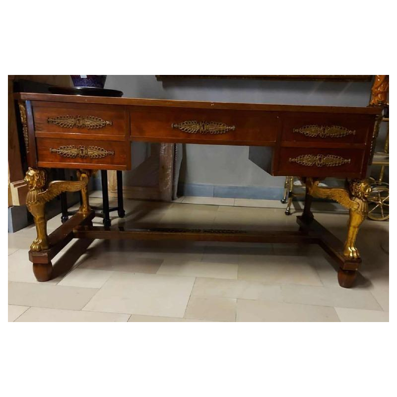 Mahoniehouten bureau ondersteund door vier bronzen gevleugelde sfinxen + fauteuil, 19e-eeuwse Empire-stijl