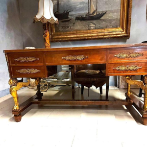 Bureau en acajou soutenu par quatre sphinx ailés en bronze + fauteuil, style Empire XIXe s