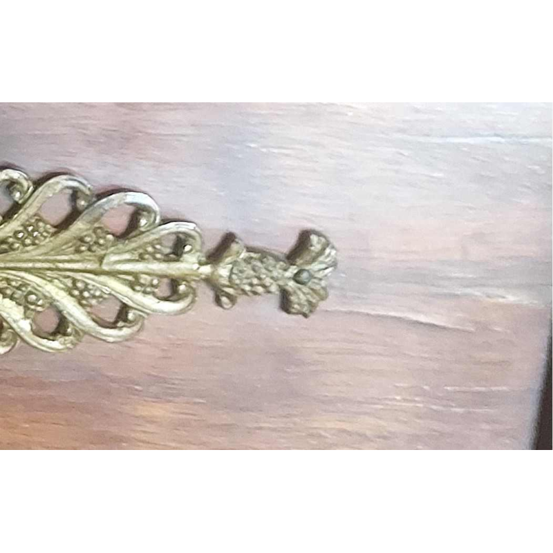 Mahoniehouten bureau ondersteund door vier bronzen gevleugelde sfinxen + fauteuil, 19e-eeuwse Empire-stijl