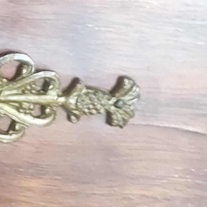 Mahoniehouten bureau ondersteund door vier bronzen gevleugelde sfinxen + fauteuil, 19e-eeuwse Empire-stijl