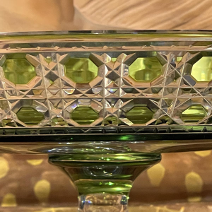 Val Saint Lambert, coupe ou plat à biscuits sur pied, cristal taillé vert olive, ca 1930