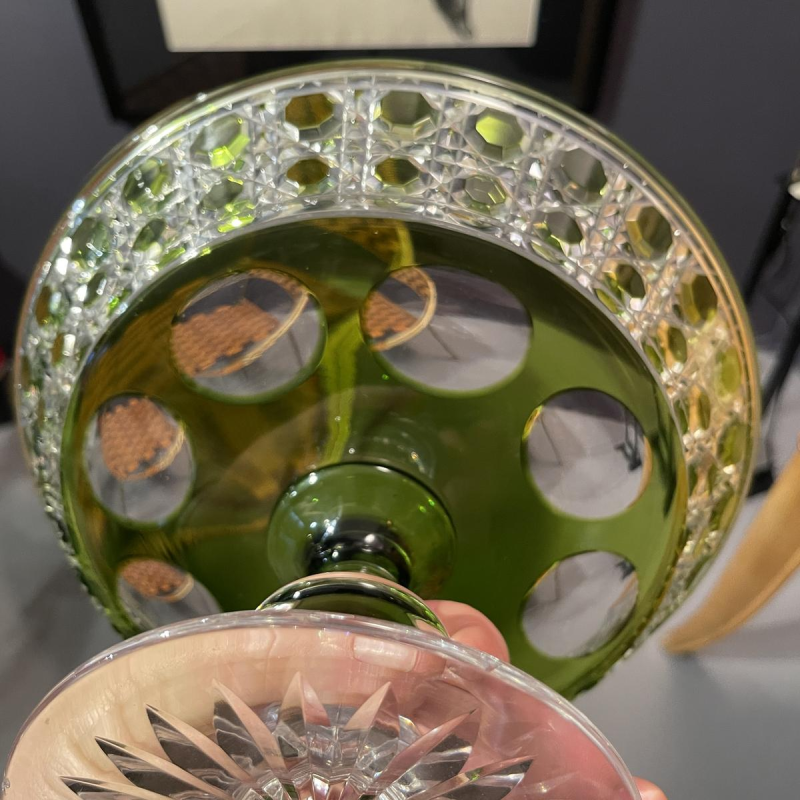 Val Saint Lambert, coupe ou plat à biscuits sur pied, cristal taillé vert olive, ca 1930