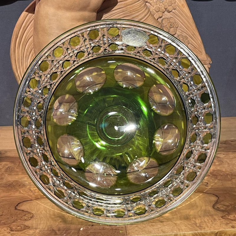 Val Saint Lambert, biscuitkom of -schaal op voet, olijfgroen geslepen kristal, ca. 1930