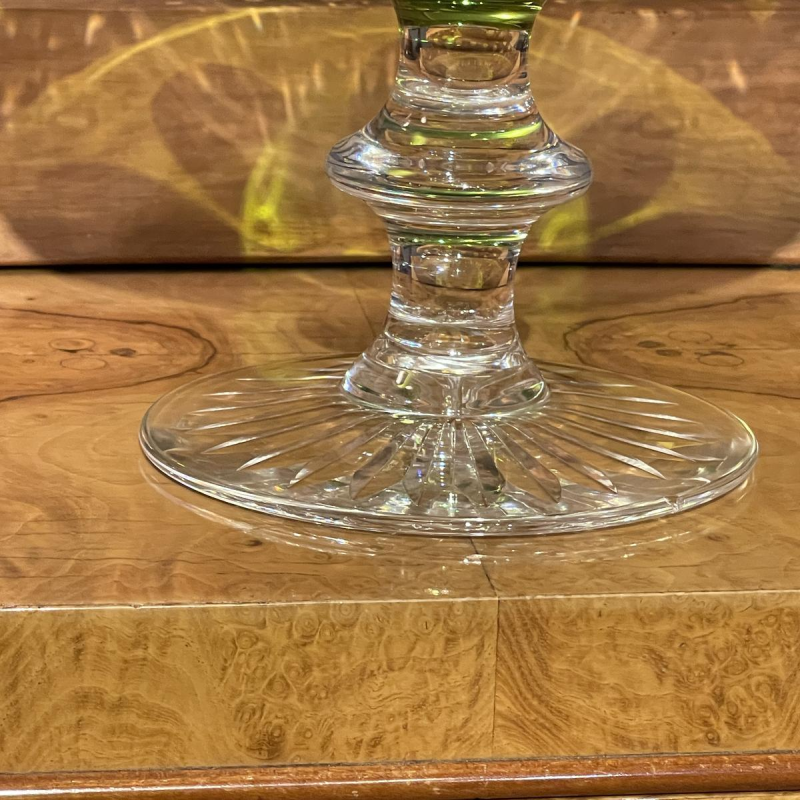 Val Saint Lambert, coupe ou plat à biscuits sur pied, cristal taillé vert olive, ca 1930