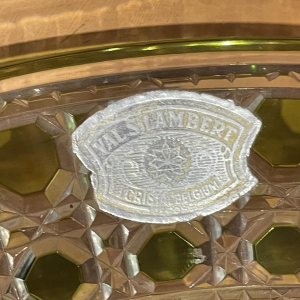 Val Saint Lambert, coupe ou plat à biscuits sur pied, cristal taillé vert olive, ca 1930