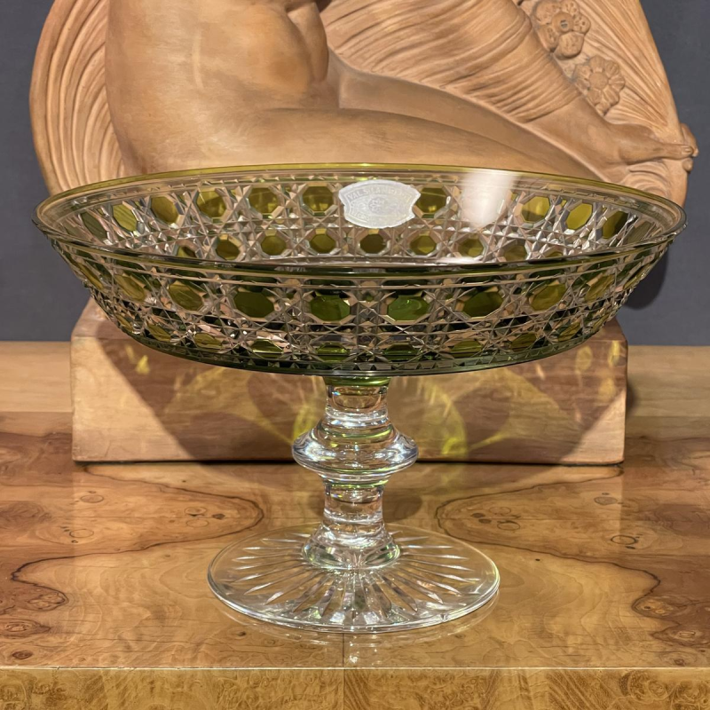 Val Saint Lambert, coupe ou plat à biscuits sur pied, cristal taillé vert olive, ca 1930