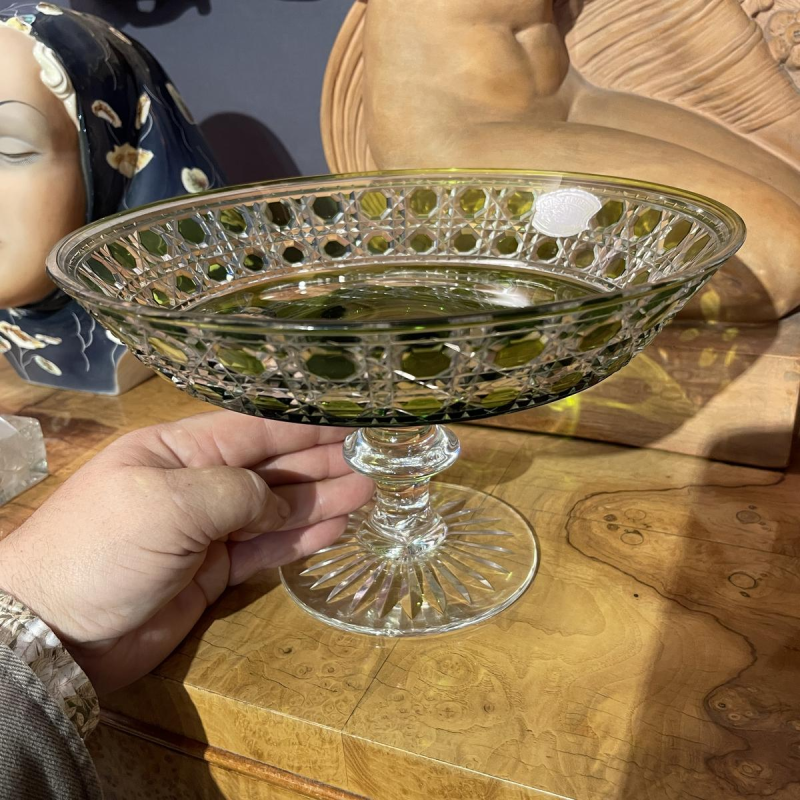 Val Saint Lambert, coupe ou plat à biscuits sur pied, cristal taillé vert olive, ca 1930