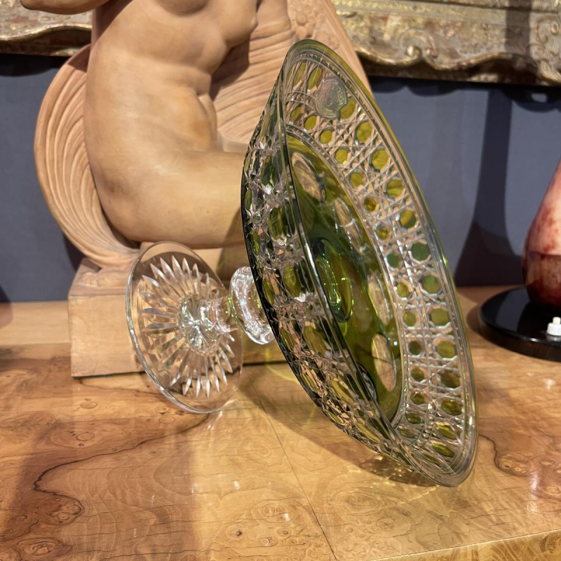 Val Saint Lambert, coupe ou plat à biscuits sur pied, cristal taillé vert olive, ca 1930