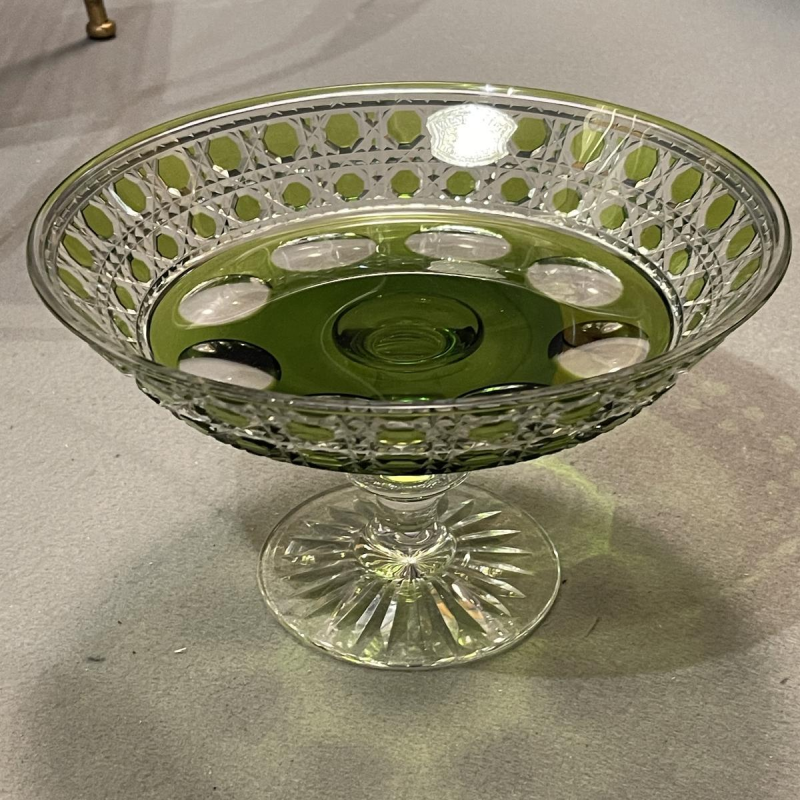 Val Saint Lambert, biscuitkom of -schaal op voet, olijfgroen geslepen kristal, ca. 1930