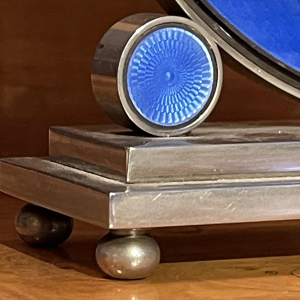 Hamilton & Inches, horloge 8 jours Art Déco, acier nicklé guilloché émaillé bleu, ca 1930