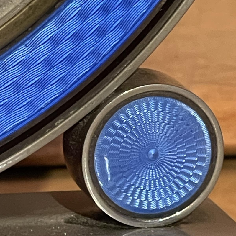 Hamilton & Inches, Art Deco 8-daags uurwerk, blauw geëmailleerd guilloché vernikkeld staal, circa 1930