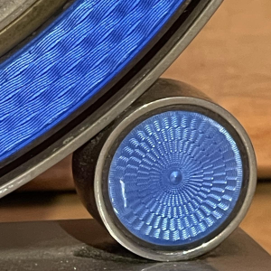 Hamilton & Inches, Art Deco 8-daagse klok, blauw geëmailleerd guilloché, vernikkeld staal, circa 1930