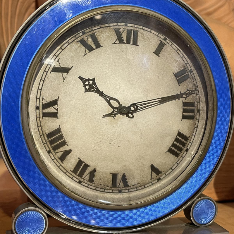 Hamilton & Inches, Art Deco 8-daagse klok, blauw geëmailleerd guilloché, vernikkeld staal, circa 1930