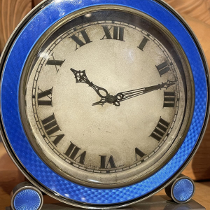 Hamilton & Inches, Art Deco 8-daags uurwerk, blauw geëmailleerd guilloché vernikkeld staal, circa 1930