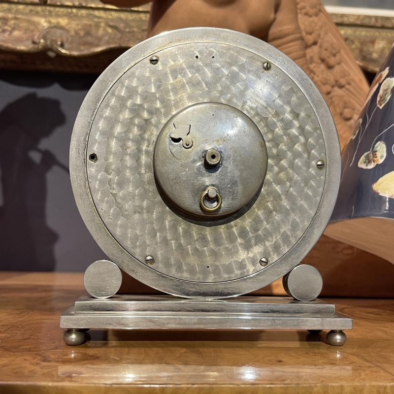 Hamilton & Inches, horloge 8 jours Art Déco, acier nicklé guilloché émaillé bleu, ca 1930