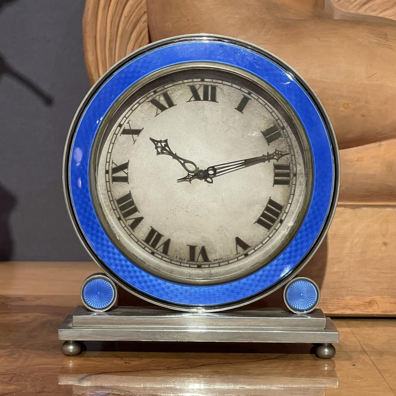 Hamilton & Inches, horloge 8 jours Art Déco, acier nicklé guilloché émaillé bleu, ca 1930