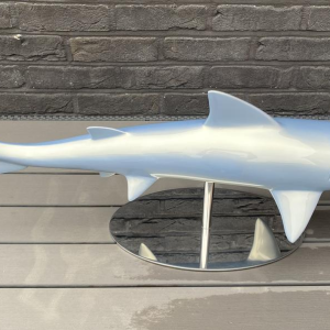 Laszlo Tibay pour Caster Bronz Kft "Requin" sculpture en bronze laqué bleu, XXIe s