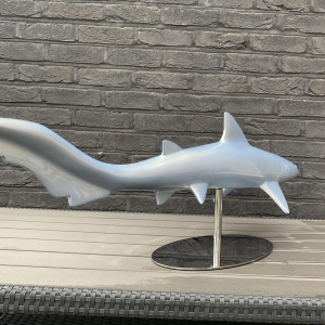 Laszlo Tibay pour Caster Bronz Kft "Requin" sculpture en bronze laqué bleu, XXIe s