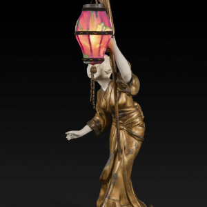 ADOLPHE ARMAND TRUFFIER "LA GEISHA AU LAMPION", beeldje lamp, vergulde regule sculptuur, porseleinen biscuit