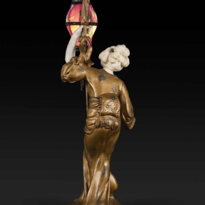 ADOLPHE ARMAND TRUFFIER "LA GEISHA AU LAMPION", beeldje lamp, vergulde regule sculptuur, porseleinen biscuit
