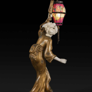 ADOLPHE ARMAND TRUFFIER "LA GEISHA AU LAMPION", beeldje lamp, vergulde regule sculptuur, porseleinen biscuit