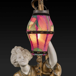 ADOLPHE ARMAND TRUFFIER "LA GEISHA AU LAMPION", beeldje lamp, vergulde regule sculptuur, porseleinen biscuit