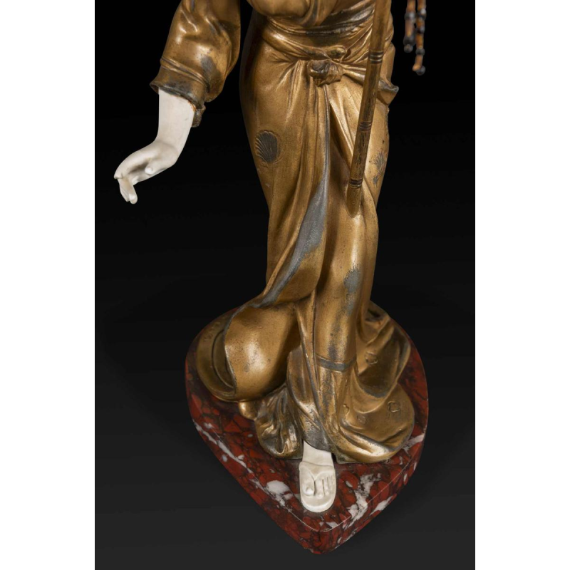 ADOLPHE ARMAND TRUFFIER "LA GEISHA AU LAMPION", beeldje lamp, vergulde regule sculptuur, porseleinen biscuit