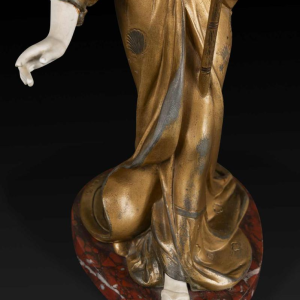 ADOLPHE ARMAND TRUFFIER "LA GEISHA AU LAMPION", beeldje lamp, vergulde regule sculptuur, porseleinen biscuit