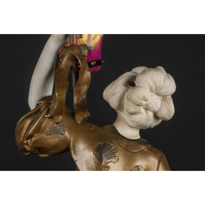 ADOLPHE ARMAND TRUFFIER "LA GEISHA AU LAMPION", beeldje lamp, vergulde regule sculptuur, porseleinen biscuit