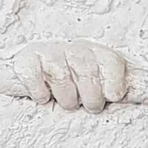 Bas-relief en matériaux mixtes « MAINS DE TOM BEBE » (1988) :